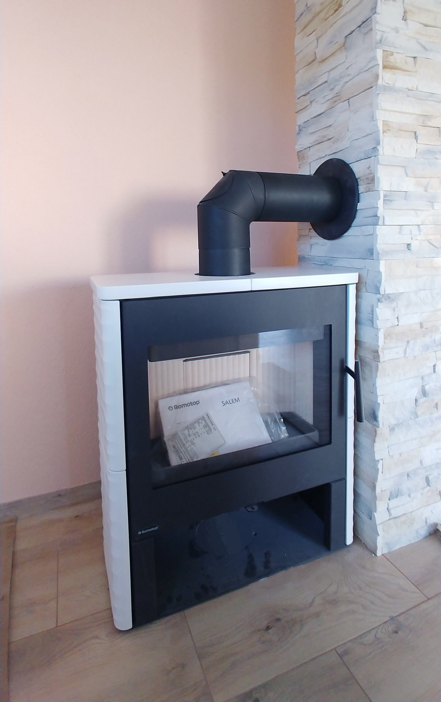 Instalace Romotop Salem - kachle bílá matná